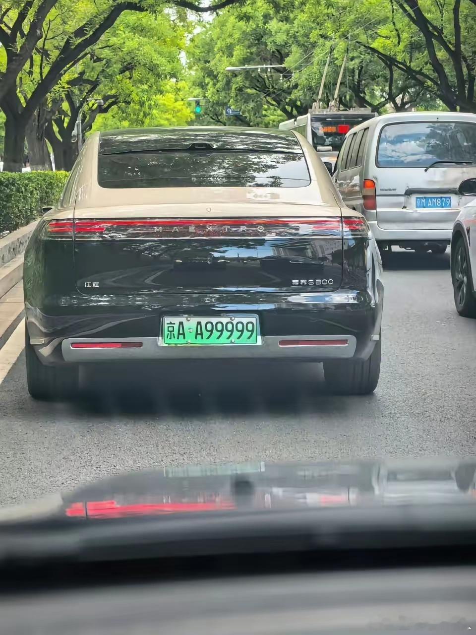 实至名归啊，京A A99999这样的车牌，挂在了一台尊界S800上。虽说最近尊界