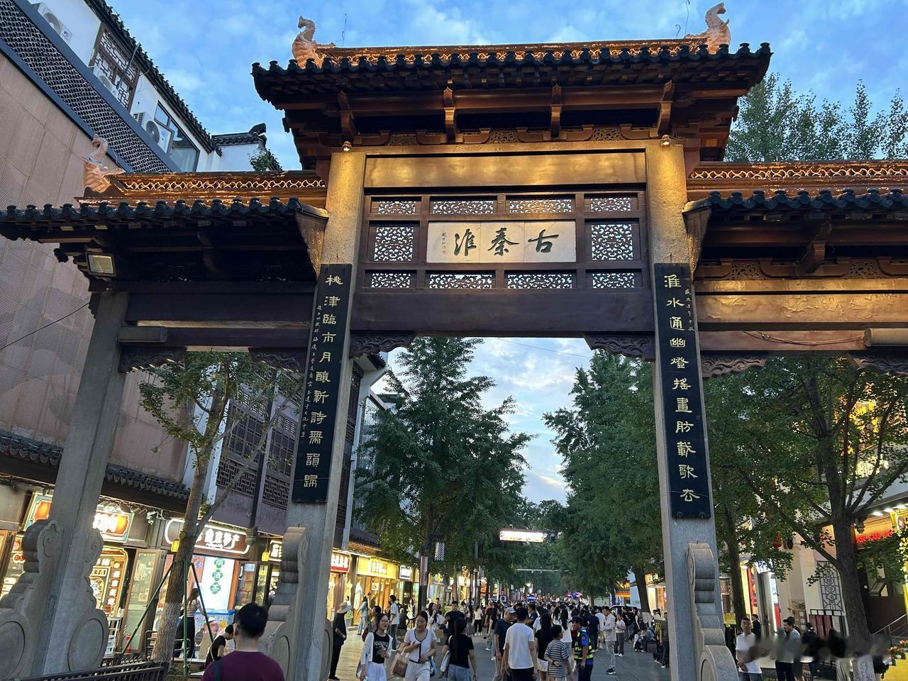 这些年每次到南京都是来去匆匆，一直没有机会欣赏南京的美景。这次终于有点时间再访南