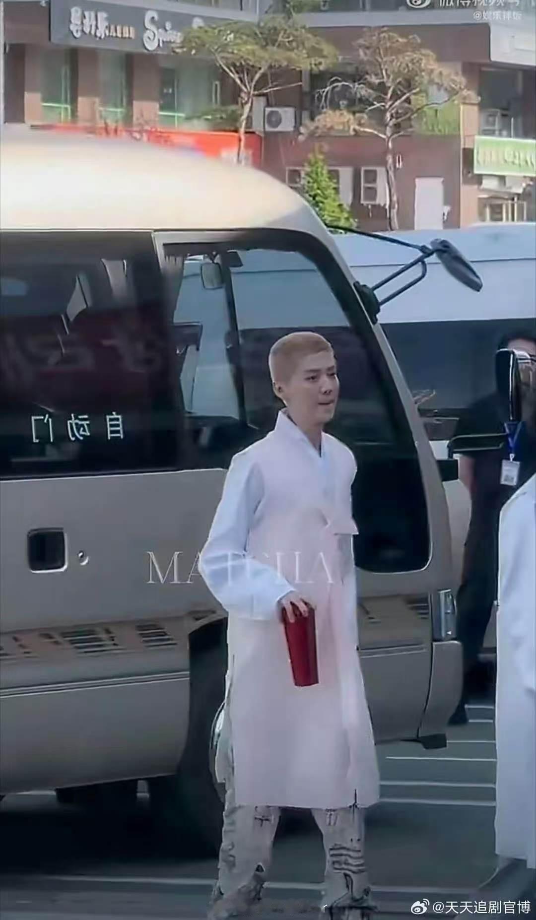 鹿晗头很圆啊鹿晗寸头小黄毛 有人觉得寸头小黄毛显他圆头精致，有人说小黄毛发色略显