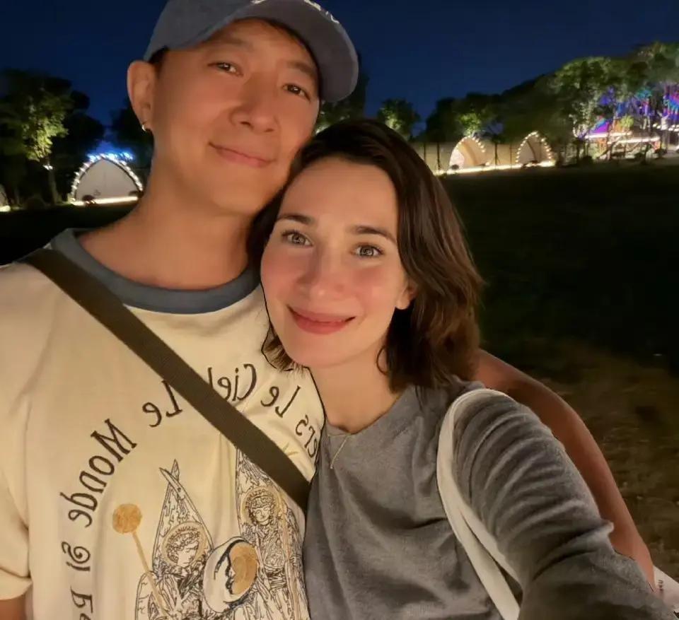 卢靖姗41岁生日那天，发了张照片。她穿着背心，头发随意扎着，脸上没什么妆容，蹲在