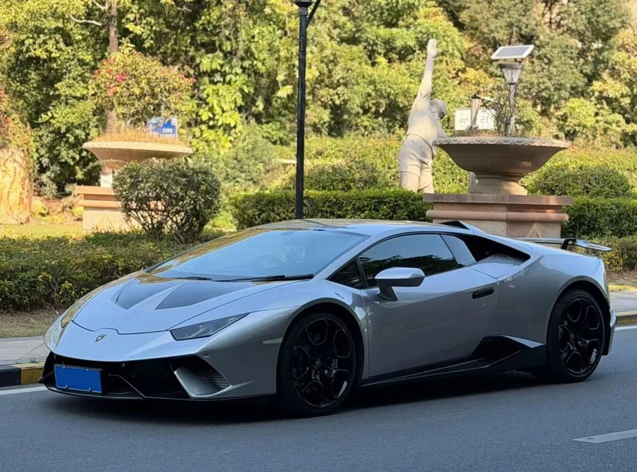 "梦想座驾的极致魅力"，在二手车市场被印证得淋漓尽致。
Huracán作为兰博基