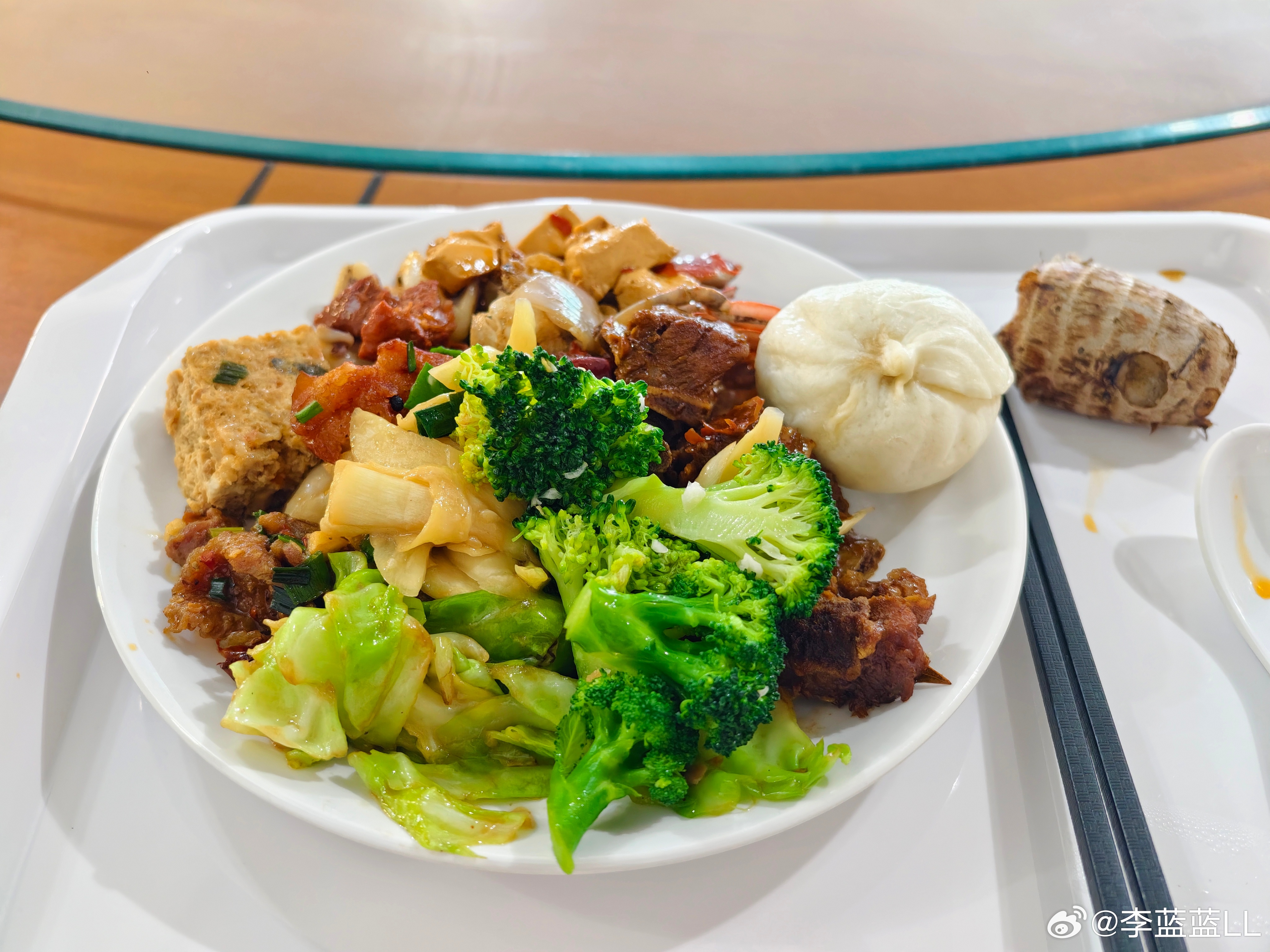 宁德时代员工的伙食也太好了吧！几十个菜品应有尽有，每样都想尝，选择困难症犯了，必