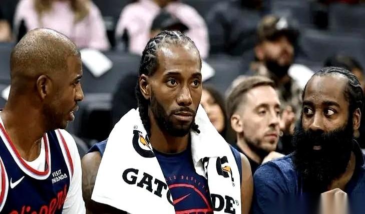 刚赢了一场23分的大胜，按理说该开香槟。
结果呢？
更衣室里最清醒的，居然还是哈