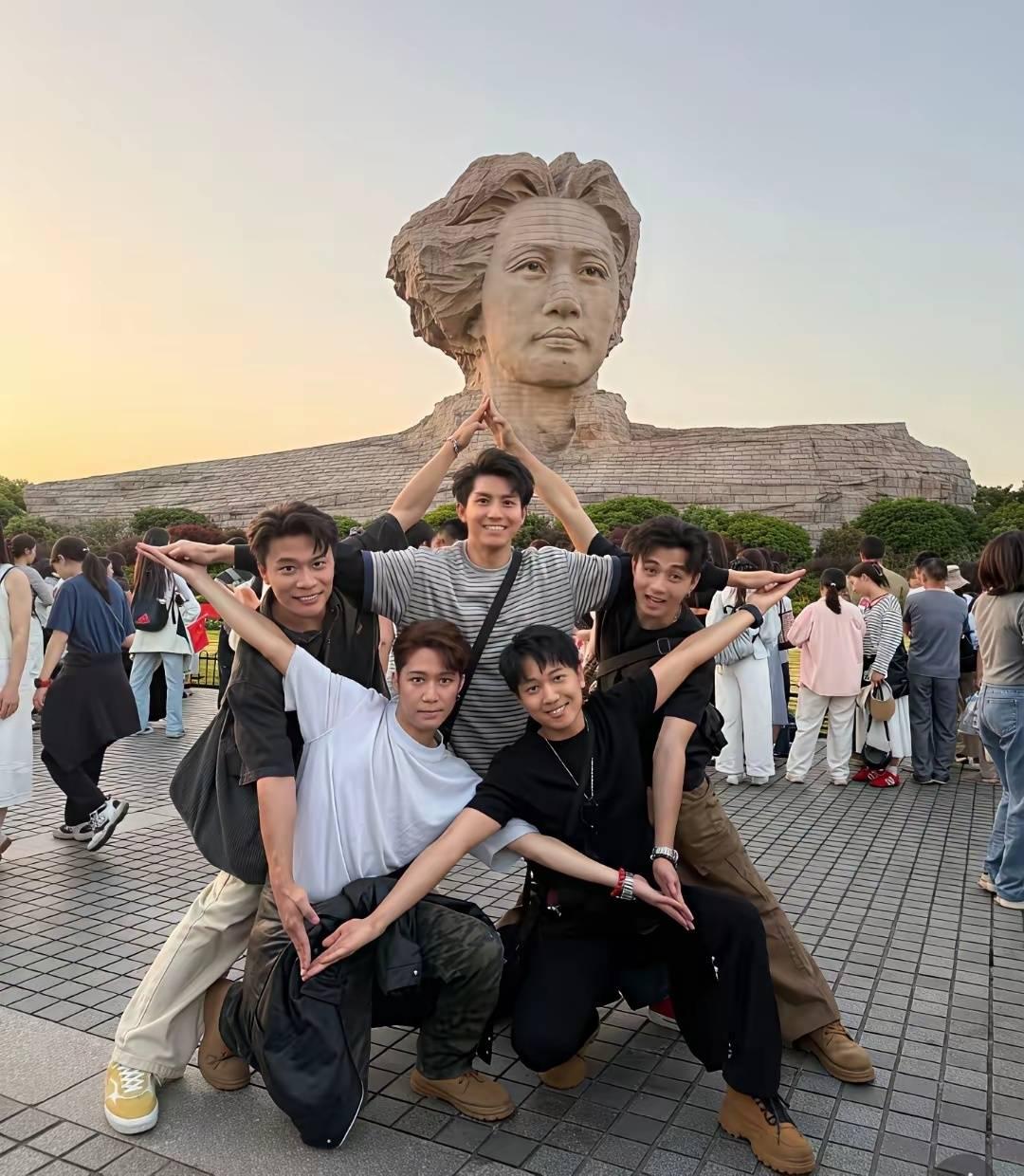 这五个帅气阳光、朝气蓬勃的小伙子，在桔子洲头毛主席塑像前，用五双手巧妙地搭成一个