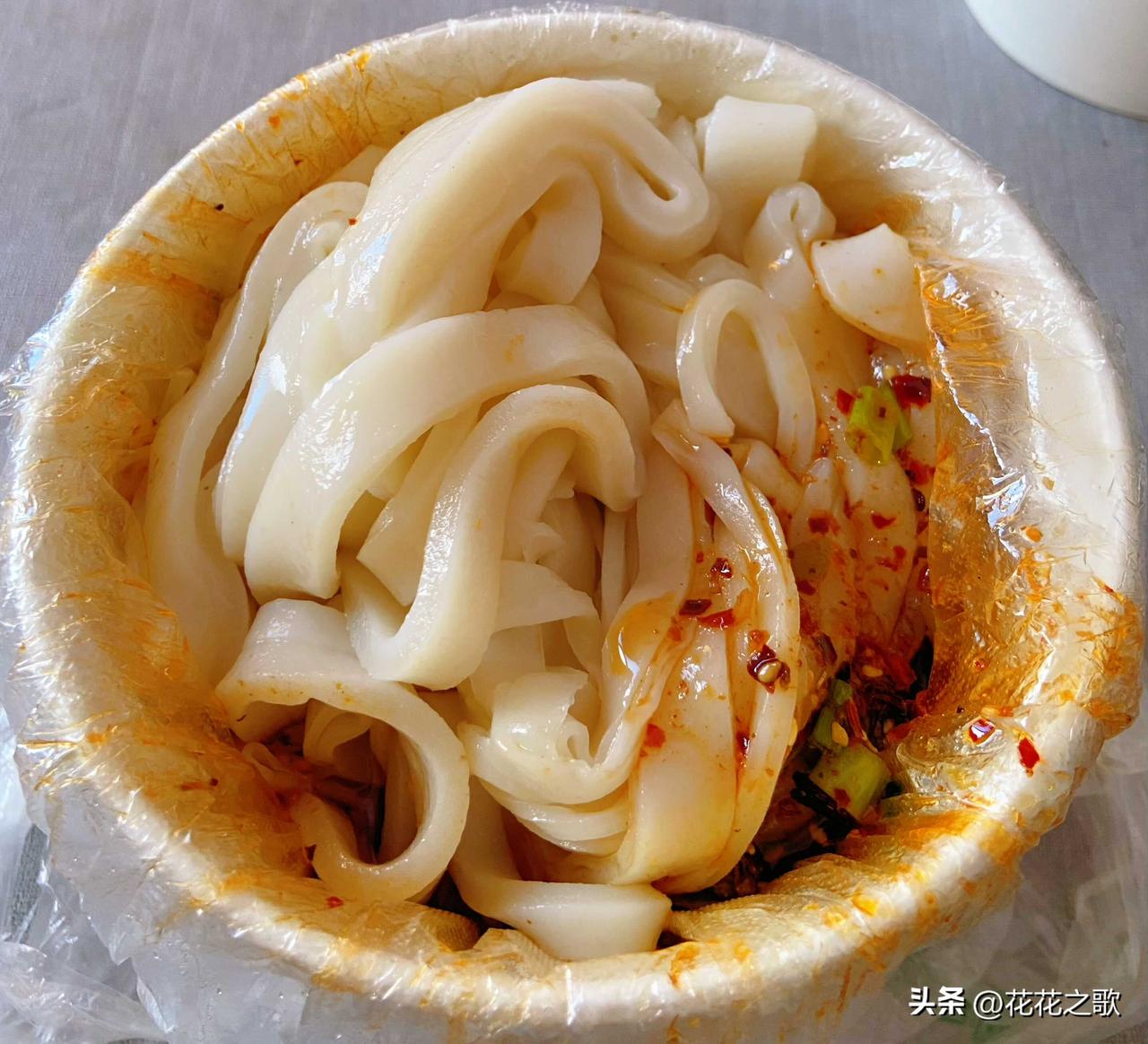 换一家早餐店，等着老板现蒸米皮，咣咣的切成条，一大碗，一张半的米皮，这分量可以哦