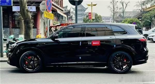 问界m6外观曝光 问界M6的无伪装实车谍照最近曝光了，其中黑武士版本的设计很有辨