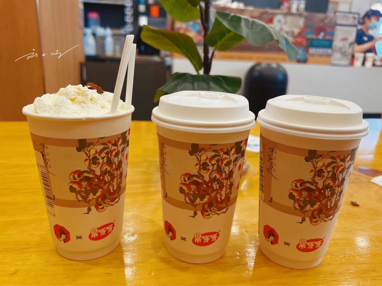 想不到在湖南湘潭竟然也能喝到“茶颜悦色”了？晚上跟朋友赶在打烊前赶紧跑过来喝几杯