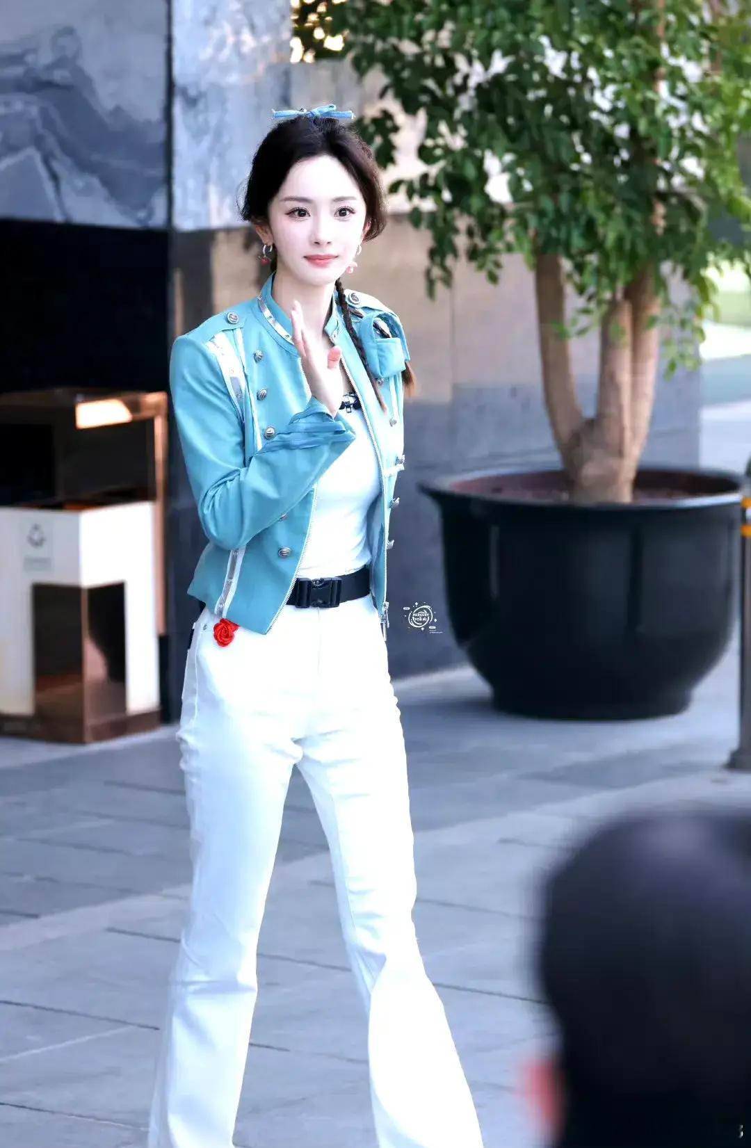 杨幂很轻易想到迪丽热巴 杨幂公开场合再次和“老朋友”热巴相爱相杀......  