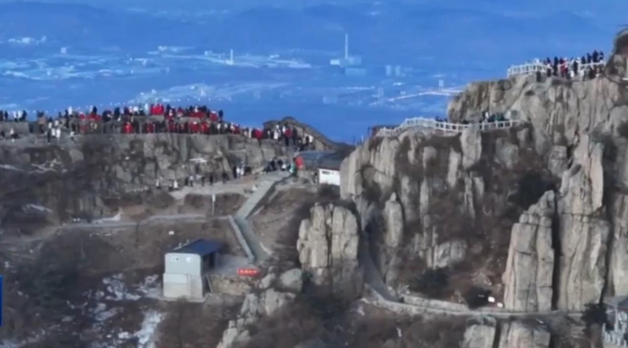 2026马年新春，不少人选择登上泰山登高祈福。山间云雾缭绕，雾凇挂满枝头，红灯笼