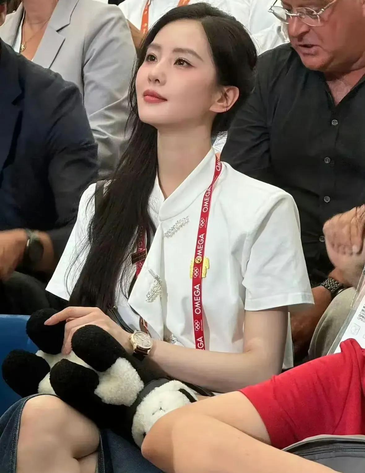 明星的带货能力太强了，刘诗诗佩戴的小熊猫徽章卖断货。

不仅是徽章，还有她用的红