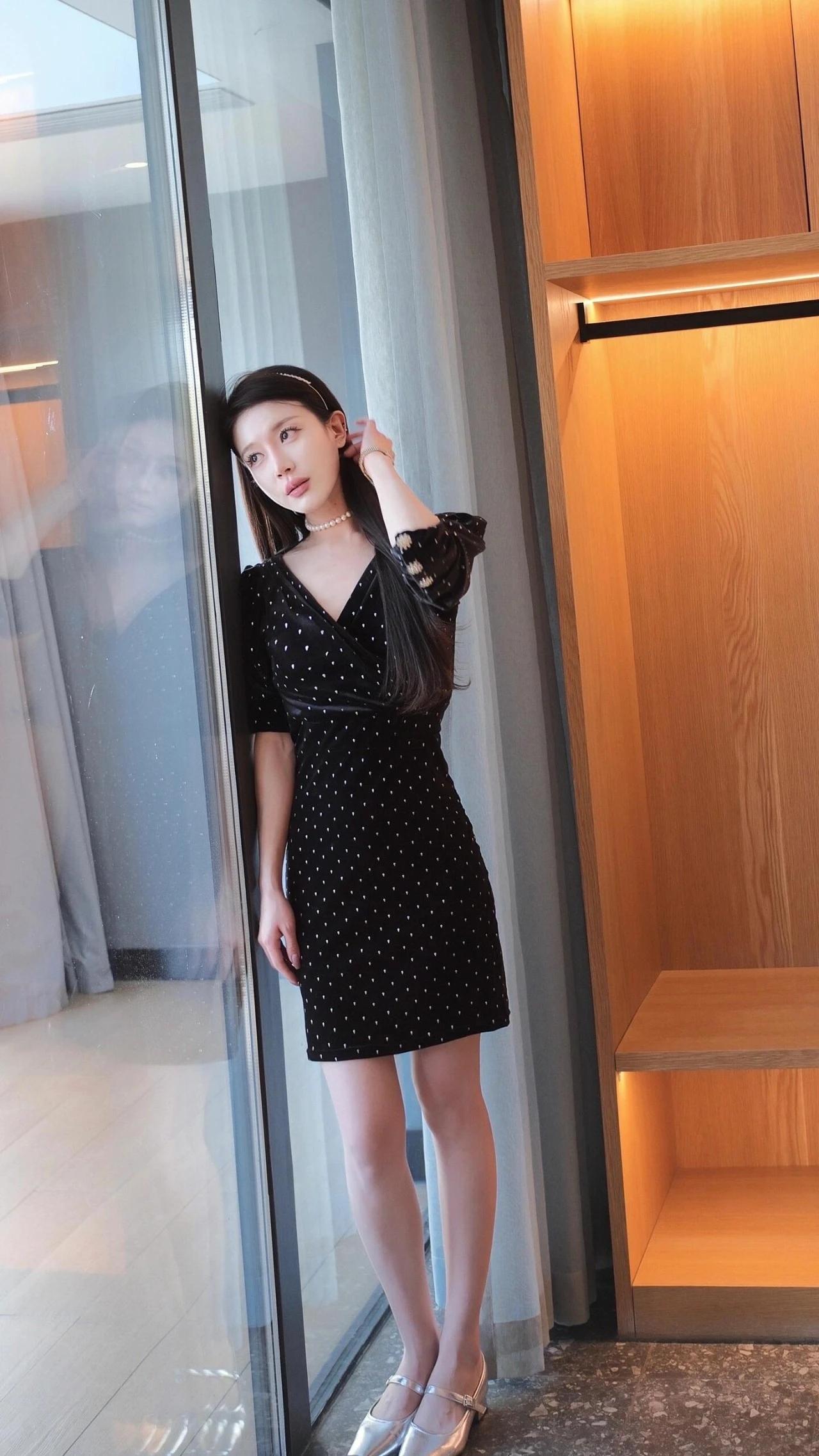 经典黑色波点裙：打造都市女性的时尚魅力