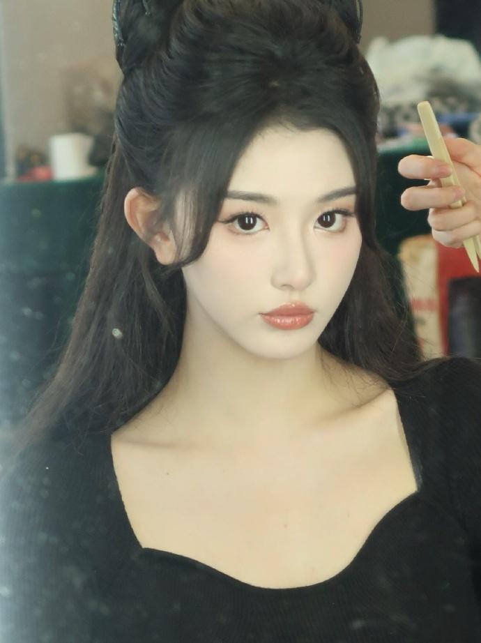 孔雪儿猫女郎  孔雪儿每一次展现的时尚质感都是很美的那种，不愧是孔雪儿，主打一个