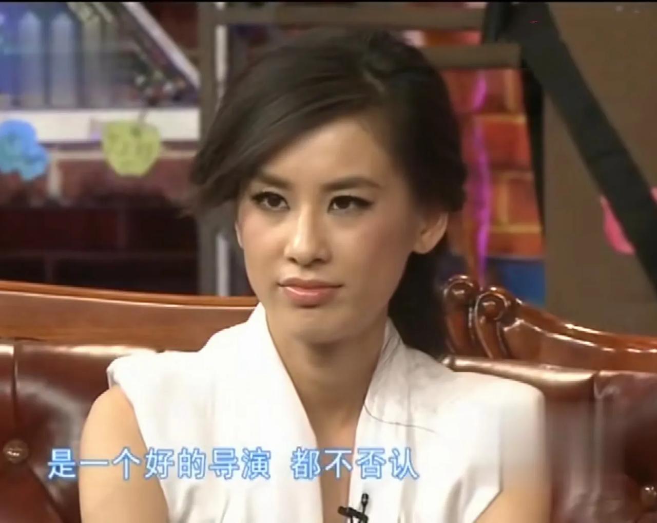 黄圣依以前妆容真的好丑！脸上感觉脏脏的，还一脸凶相，发型也好土。这样的装扮，如果