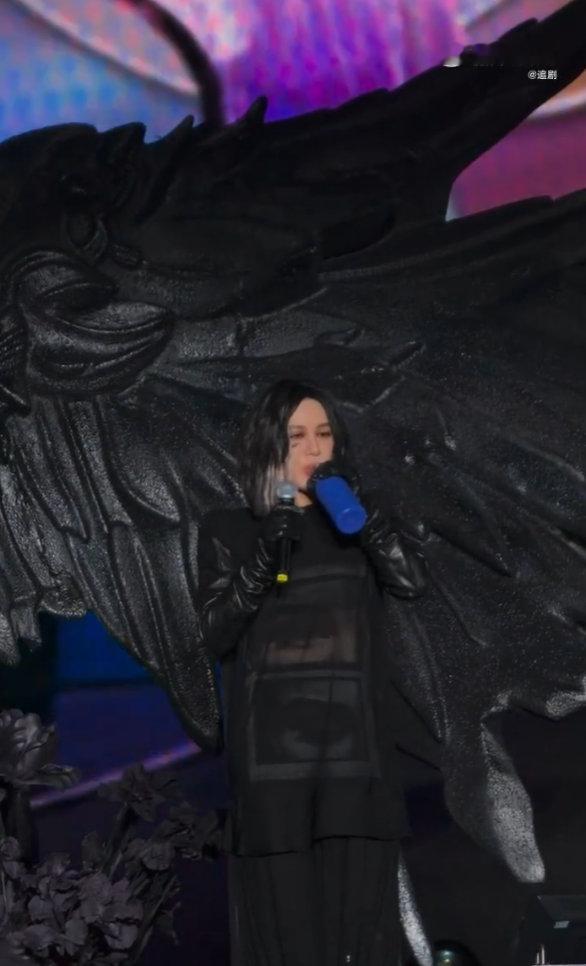 尚雯婕音乐节十秒变装 别人音乐节看歌手，尚雯婕音乐节看超模。十秒变装一气呵成，每