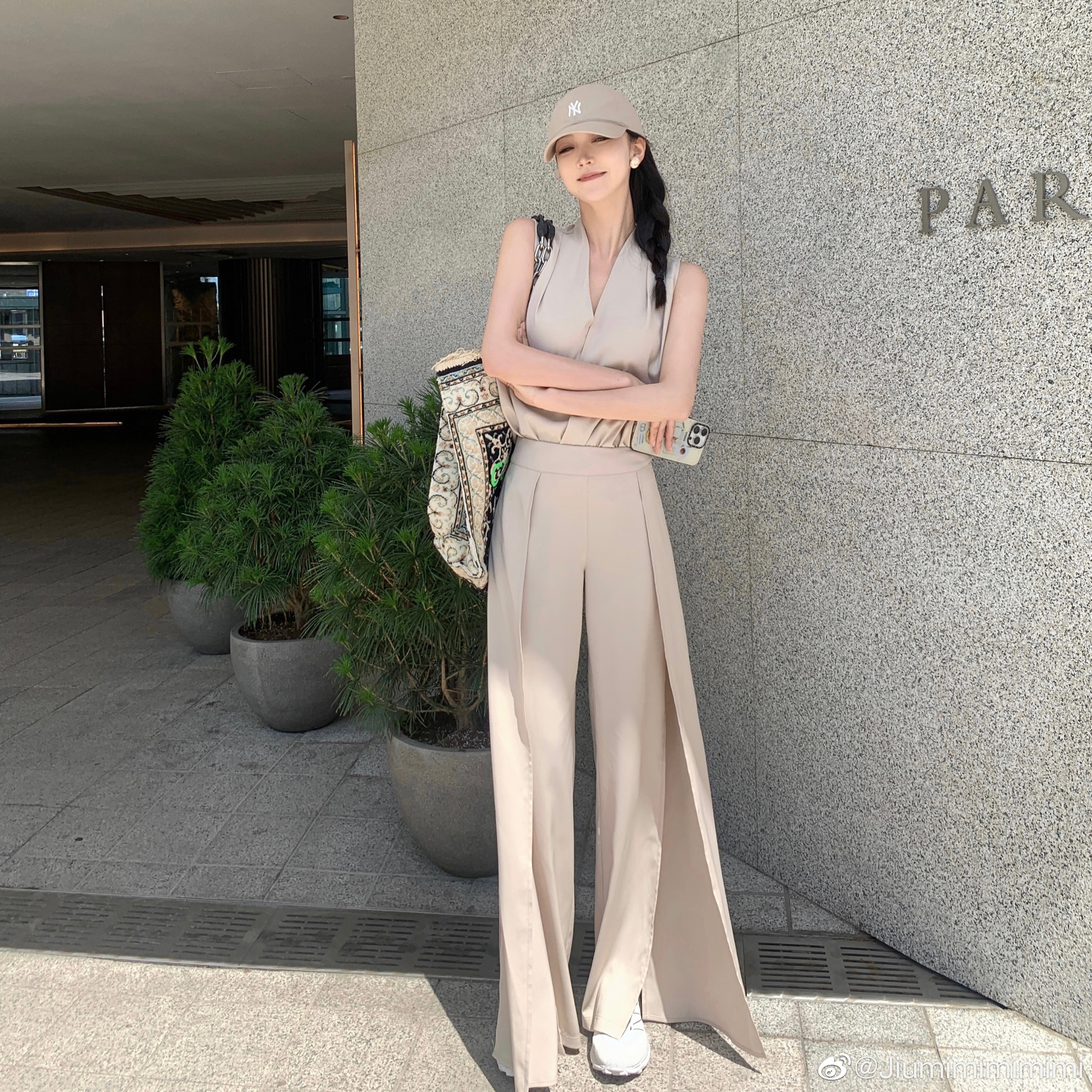 奶茶色套装～ 好好穿 气质又很显瘦 裤子很特别哦 ​​​