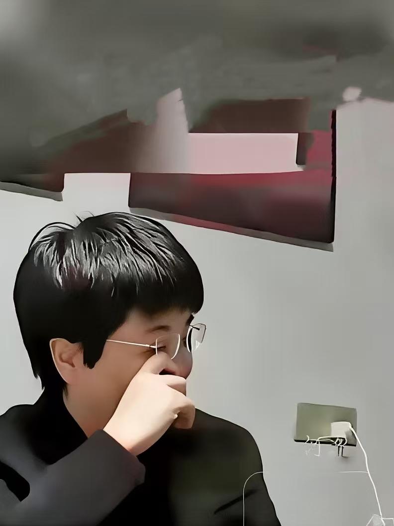 江苏宿迁的邱光娜老板，在直播的时候没有注意到外卖提示，让脑瘫外卖小哥小陈在外面等