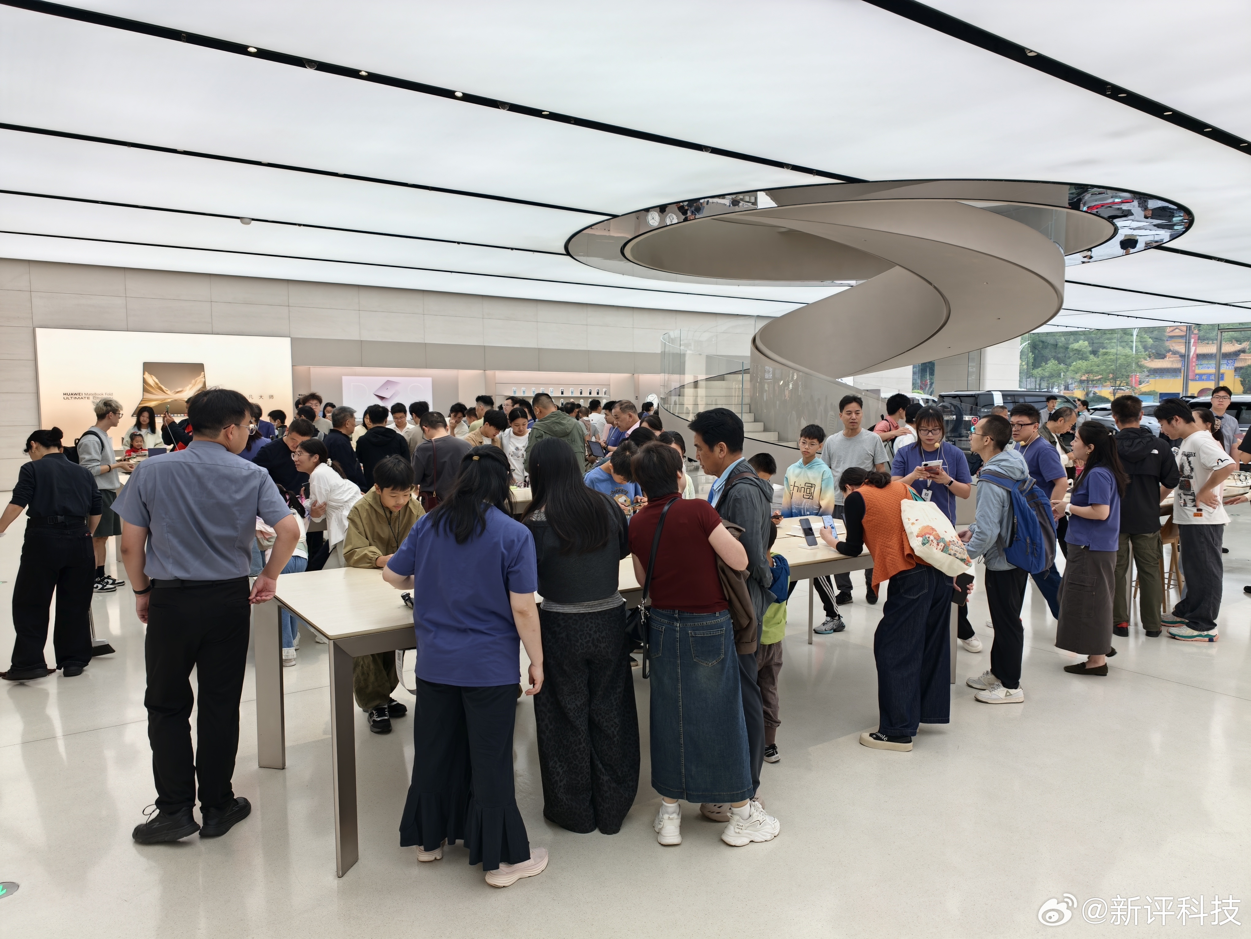 华为Mate90系列发布之后，此时此刻华为武汉梦时代旗舰店的人流，我现在在等待1