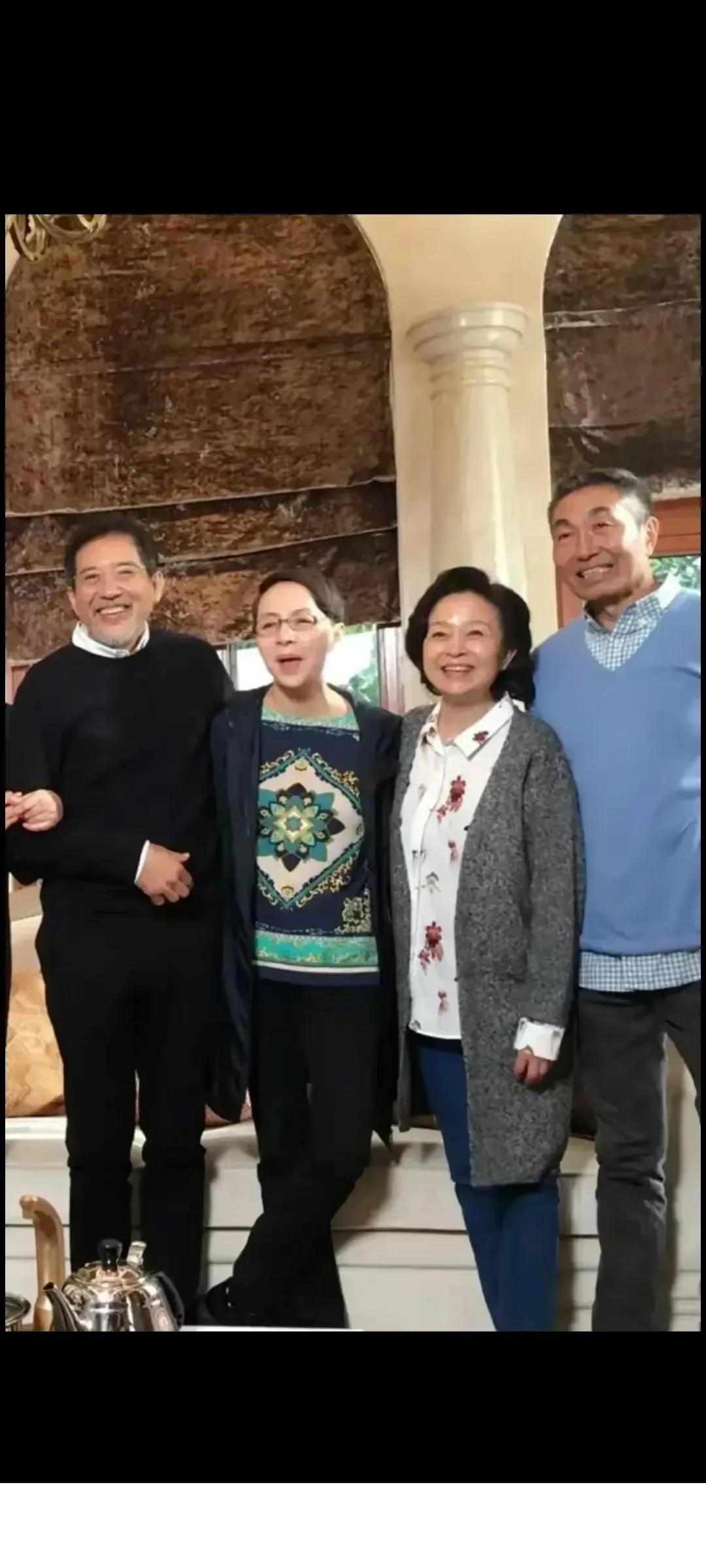 宋丹丹生日宴幸福的像个小公主一样，头戴生日帽，穿黑色吊带看起来十分减龄，现场来了