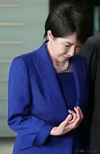 看高市早苗这只手，竞选期间一直隐瞒病情，谎称握手太多拉伤，不能出席相关活动。现在