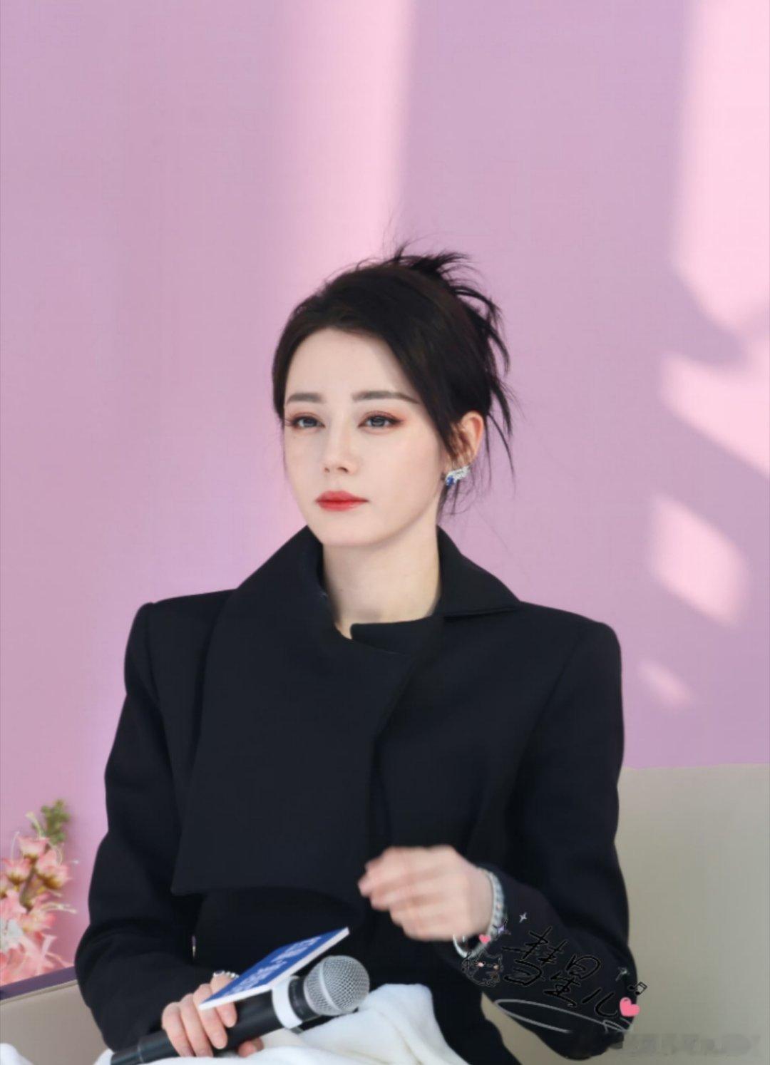 迪丽热巴、杨紫今日线下营业生图🈶，来看看90top🌸状态