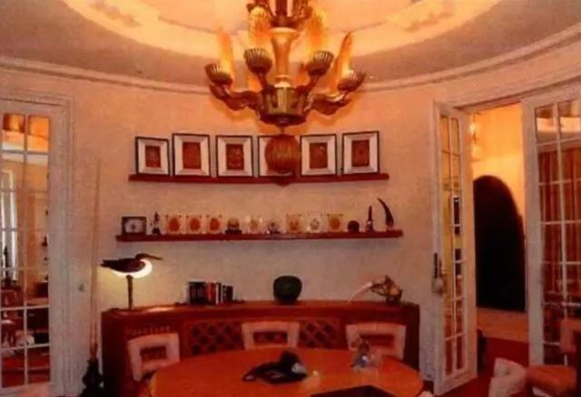 最新曝光的爱泼斯坦在巴黎的公寓照片令人不寒而栗。照片中可以看到一张按摩床、性玩具