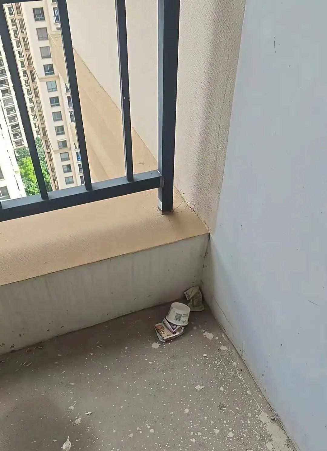 在医院楼梯间看到的，你敢捡吗？有网友发帖称：这个钱你敢捡吗？民间都有这种所谓的迷