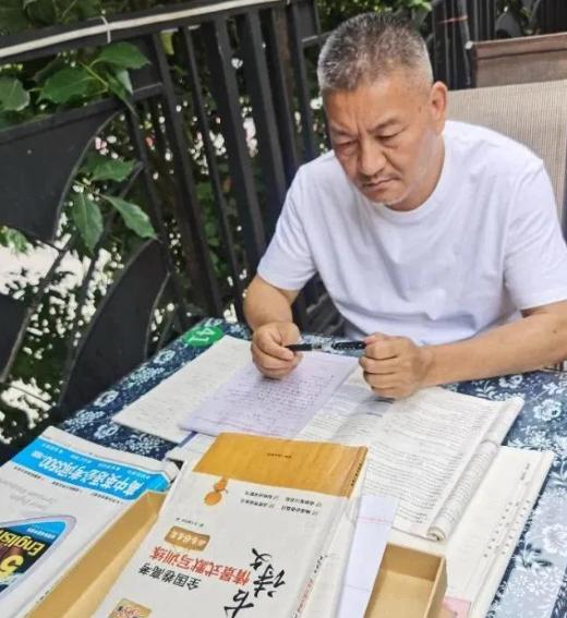 有个叫梁实的，今年是他第30次高考，59岁了还在高考，并且说希望是最后一次高考。
