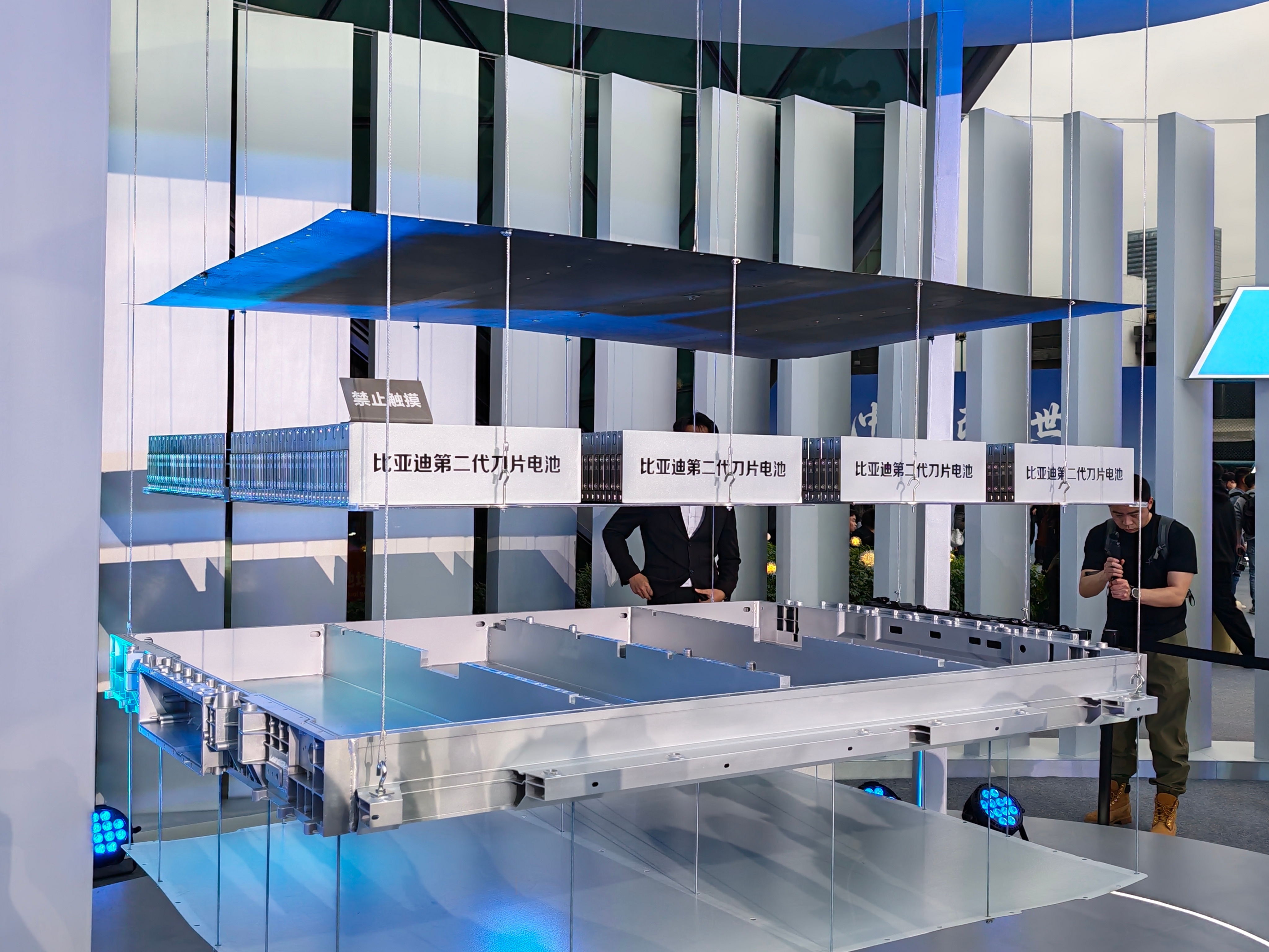 今天该比亚迪上场了，作为电池和闪充技术的先行革命者，迪子每一次技术发布都堪称王炸