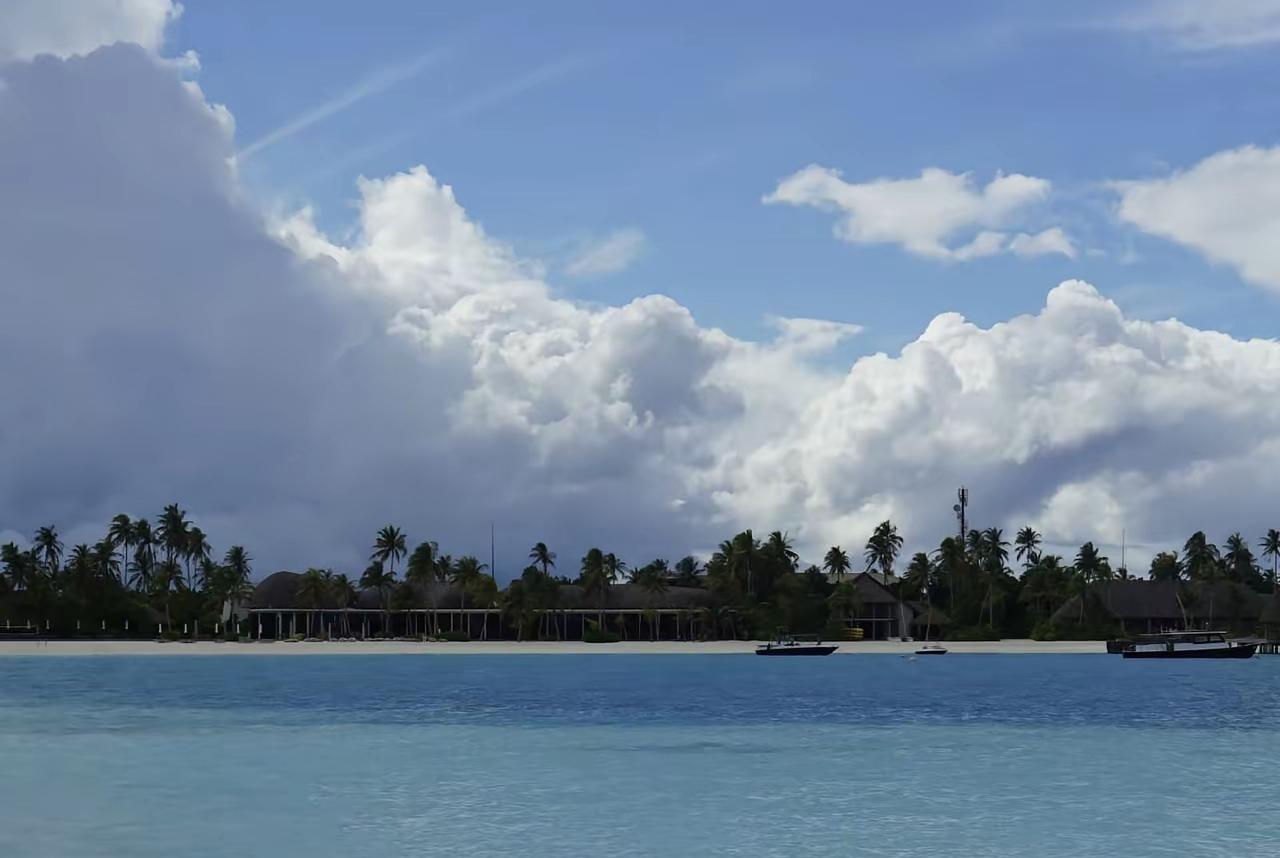 晒一张海边最美的照片海边美景，蓝天白云碧海，椰林码头沙滩，阳光水面。。。。。。美