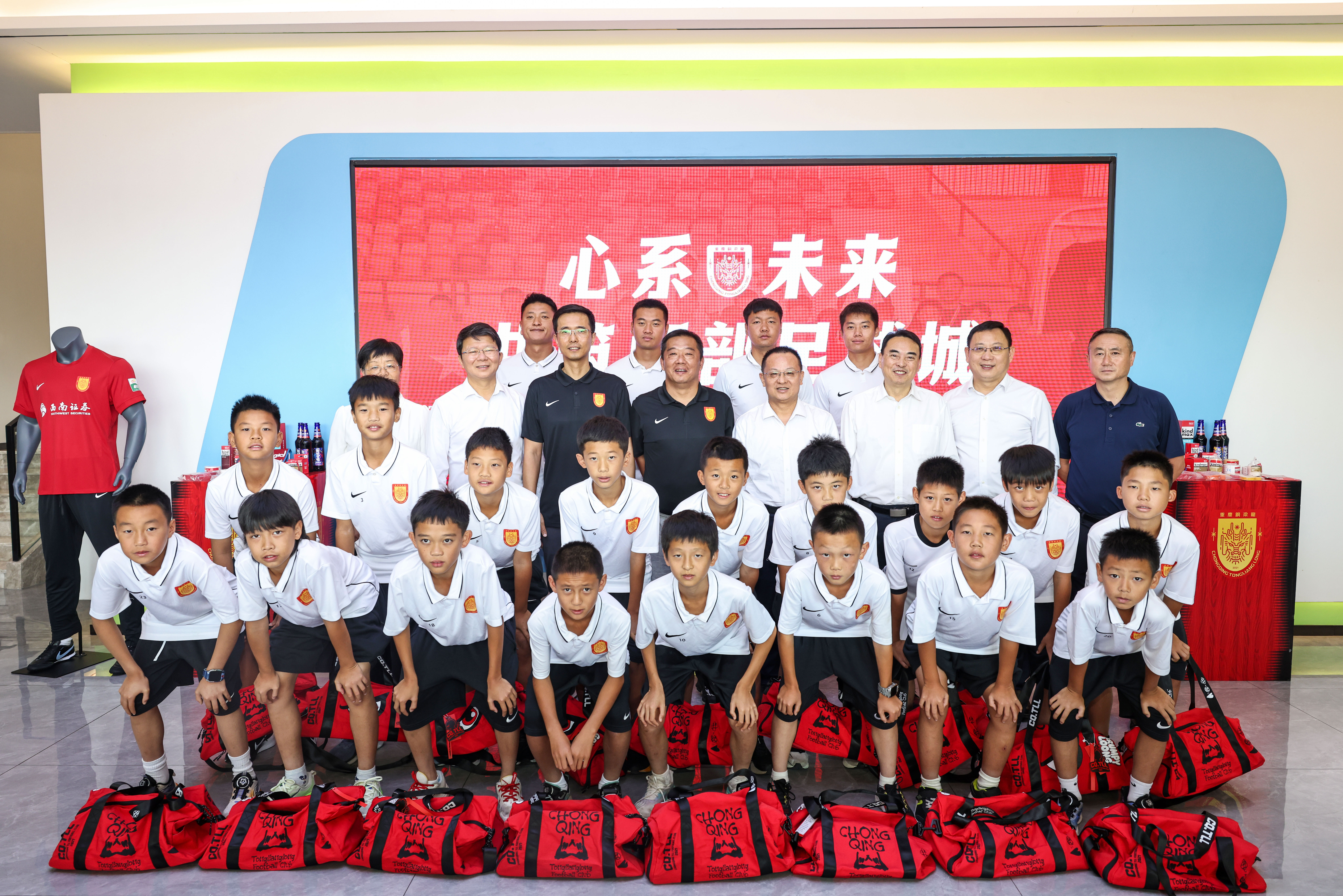 铜梁区领导看望慰问重庆铜梁龙足球俱乐部2015年龄段梯队8月17日，铜梁区委书记