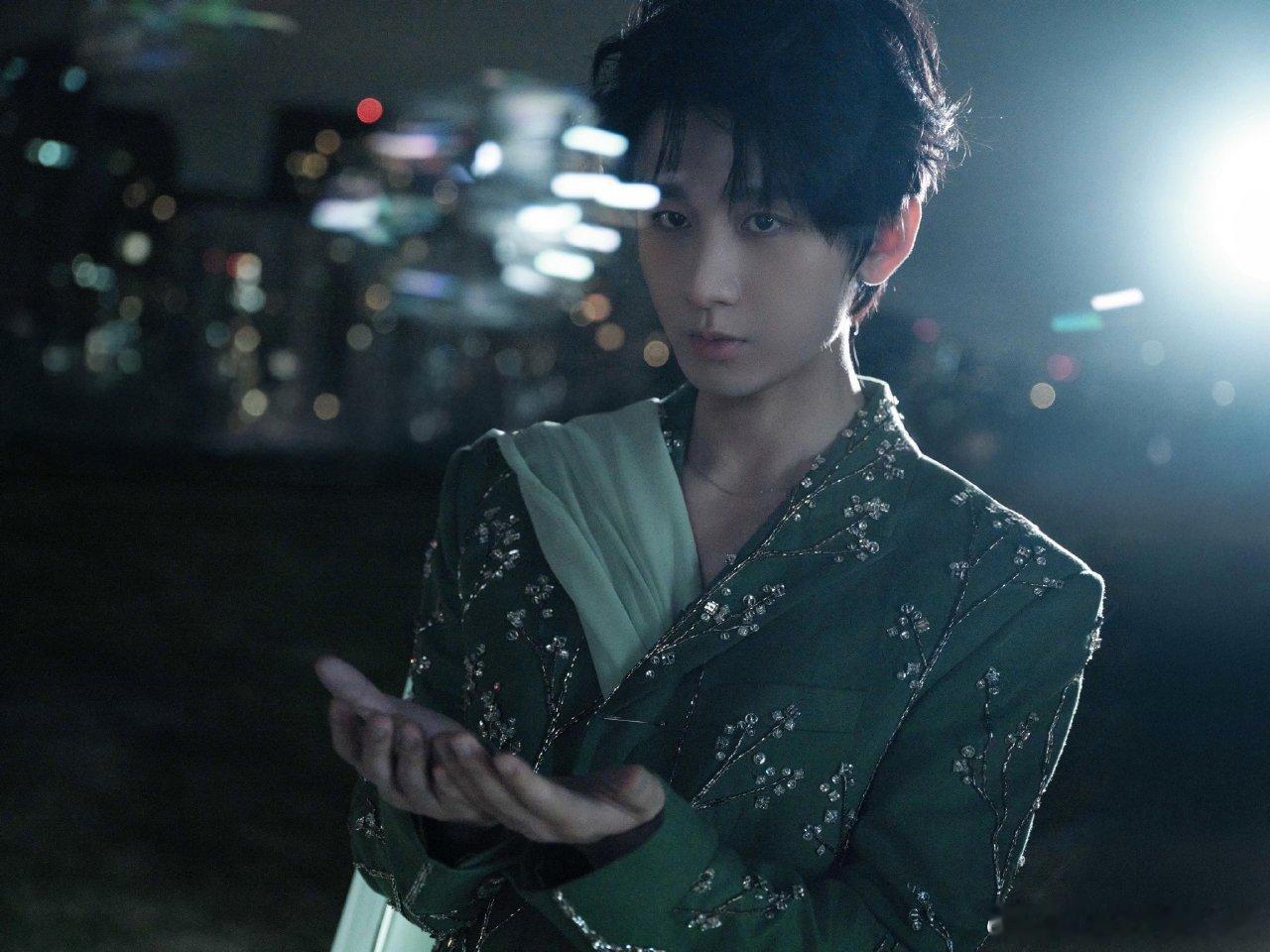 T成毅卢云cy成毅对于世界而言，你是一个人；但是对于我而言，你是我的整个世界。 