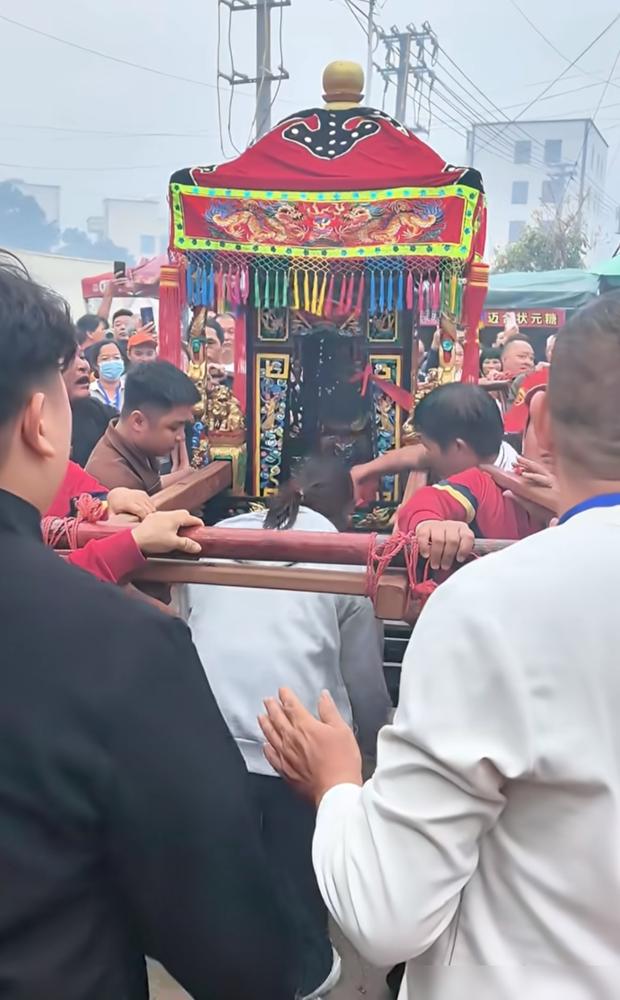 别再盯着全红婵拿了多少金牌，看看她回老家骑电动车的样子，你才会明白什么叫顶级的清