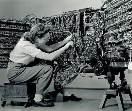 1948，为IBM计算机接线的女工程师。