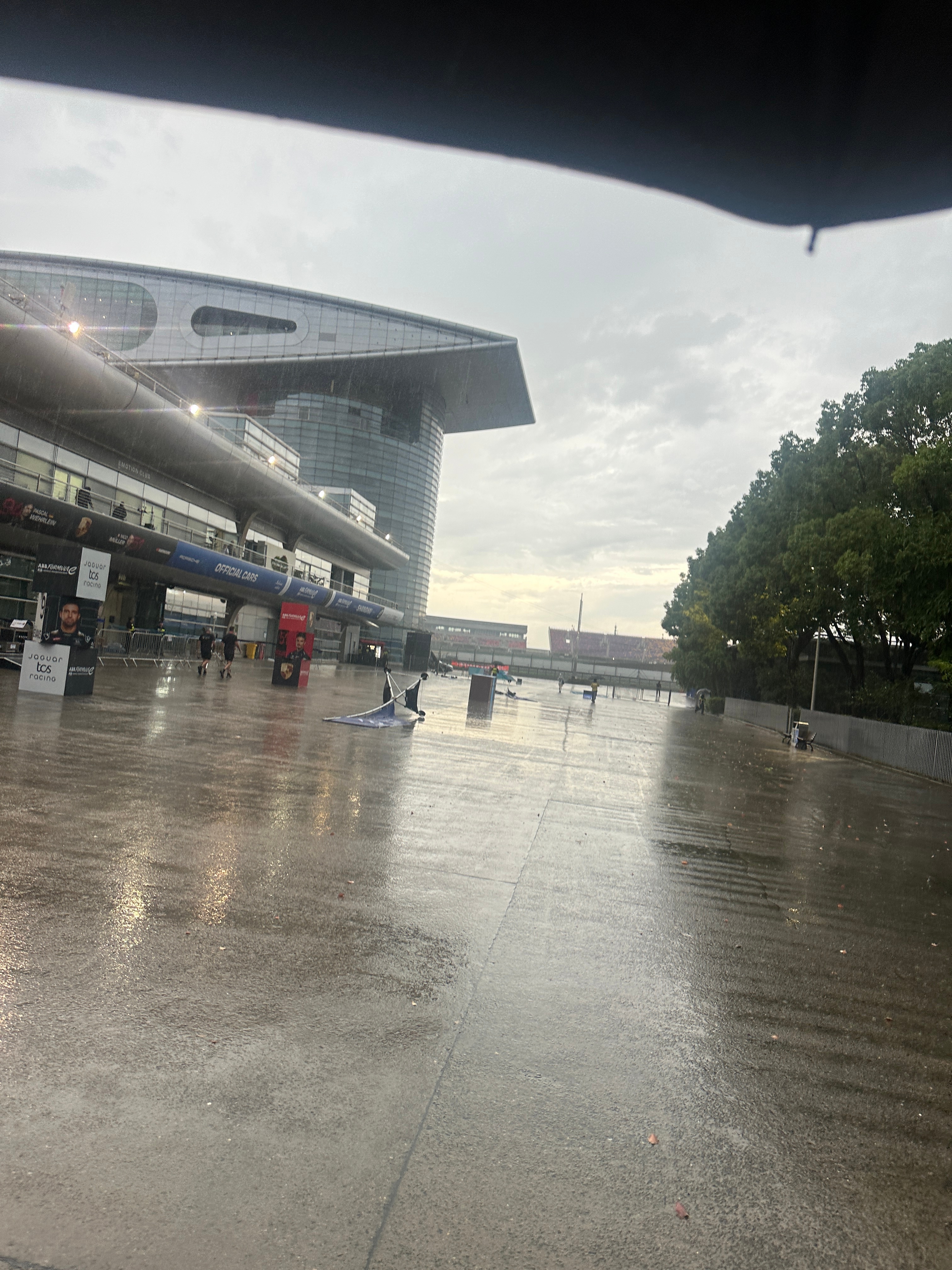 FormulaE2026fe电动方程式上海站 雨没停多久又下了