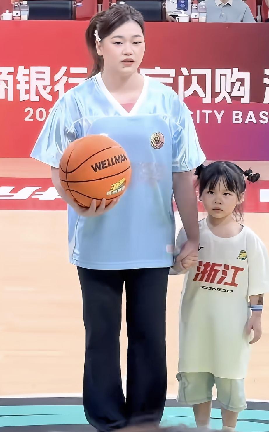 全红婵现身浙BA，作为开球嘉宾。
婵宝又圆了一圈。穿着清凉的短袖，牵着小球童，轻