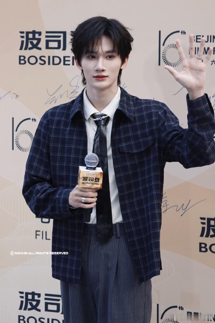 余宇涵超燃青春的合唱余宇涵真的把合唱舞台拿捏住了，声音通透又有辨识度，每一次开口