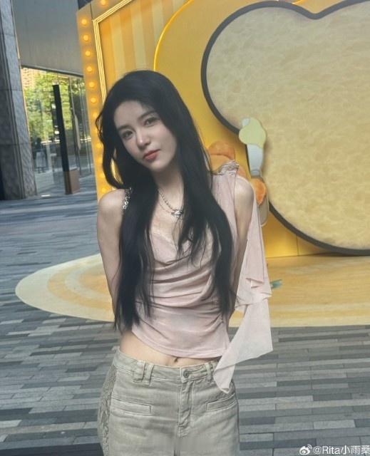 Rita小雨桑晒照： 又带门锁出去玩啦 汇报一下！怎么感觉Rita每次长得都不一