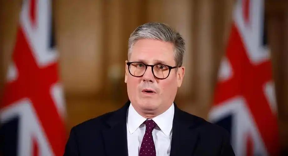 连自家首相都跑路了，英国居然还带着法德两国，跑到台海来挑事！
 
就在6月24日