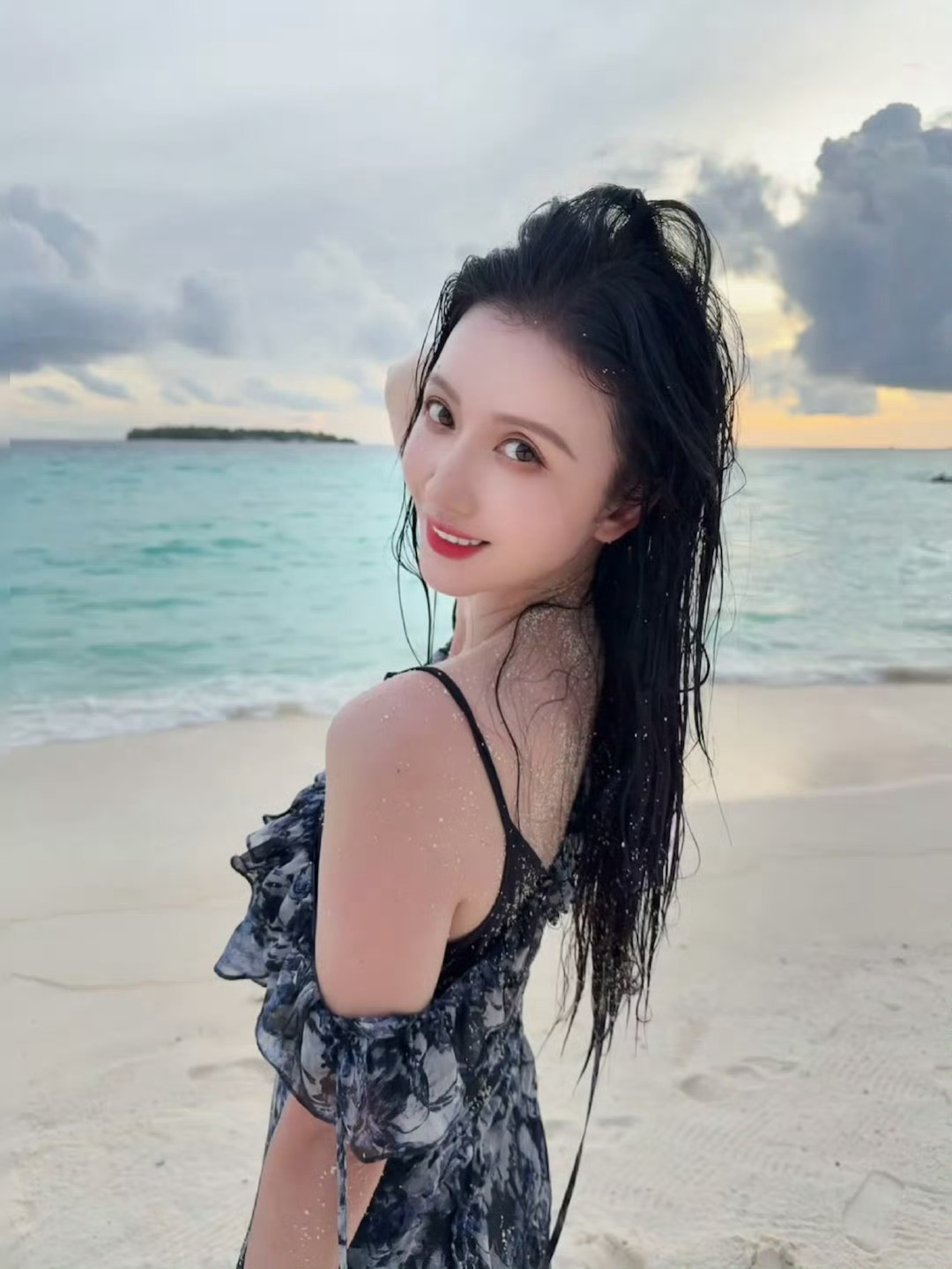 张萌粉色泳装，好美[哈哈][哈哈]萌姐身材特别好！！一看就是经常锻炼 ​​​