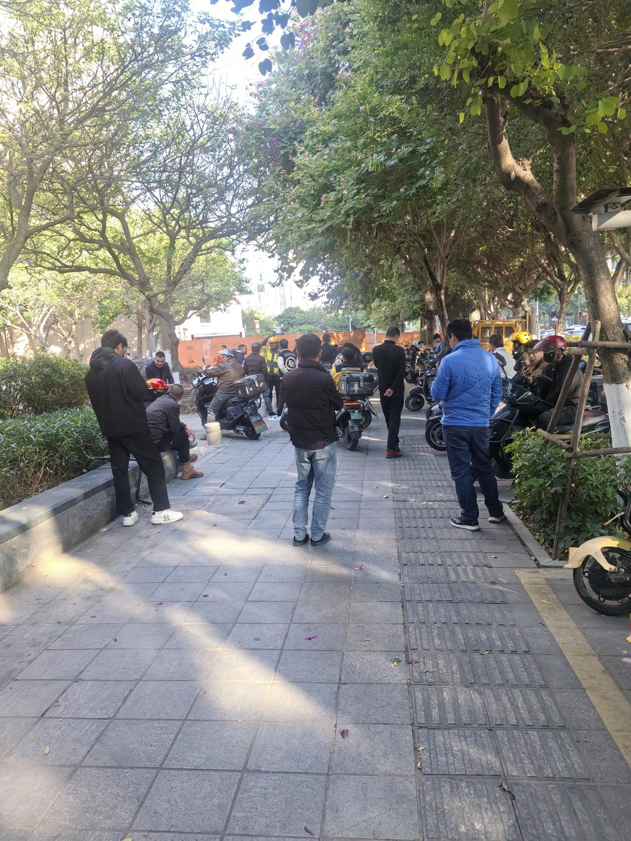 异性真心爱上你的10个表现：

1、经常忍不住想靠近你。
2、比你还主动。
3、