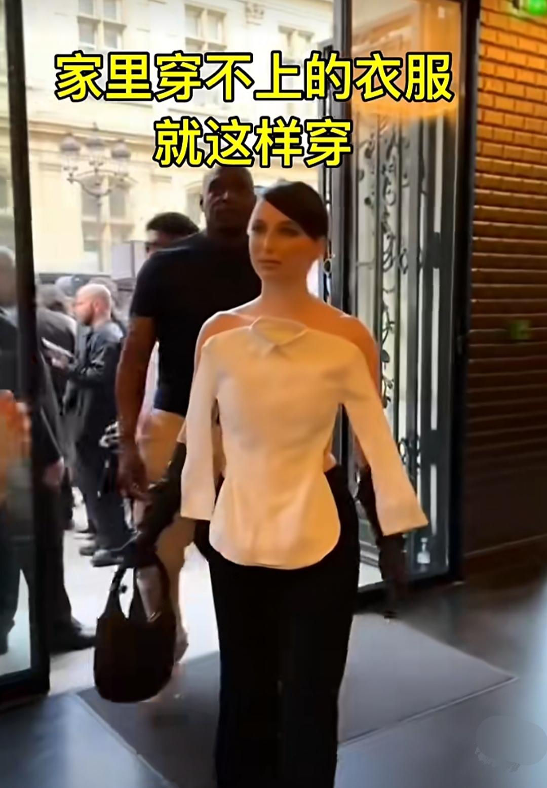 给大家一个省钱的方法，以后小了穿不了的衣服就这么穿，你就不用老买衣服了，是不是可