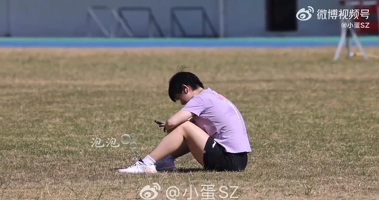莎宝呀[我想静静]我的宝
坐草地上热身，屁股和大腿不扎吗[捂脸]