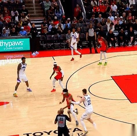 杜兰特给阿门那个一条龙大风车，只打了9分。
不是杜兰特刻薄，是他这球太快了，快得