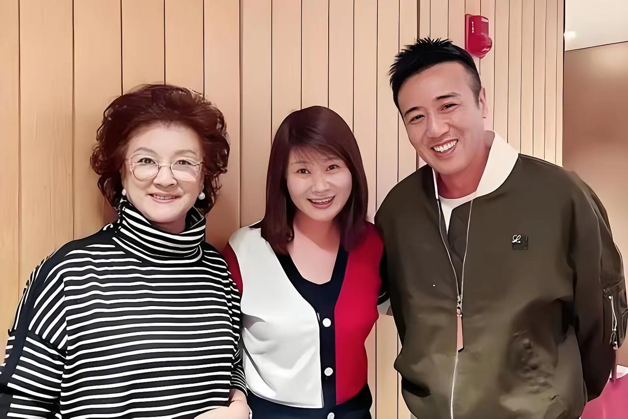 三位演员同框合影太养眼啦！

左边成熟稳重、戴着副眼镜的是宋春丽，真的很喜欢她演