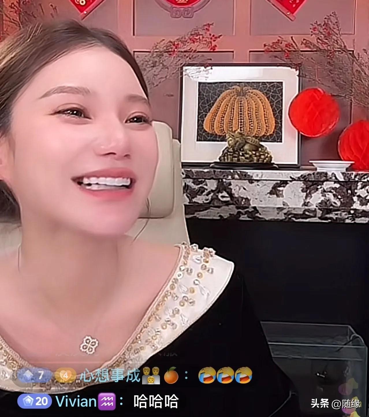 马筱梅直播间分享孩子的趣事！
她说，宝宝最近非常活泼，很爱打人哎，汪小菲摸她肚子