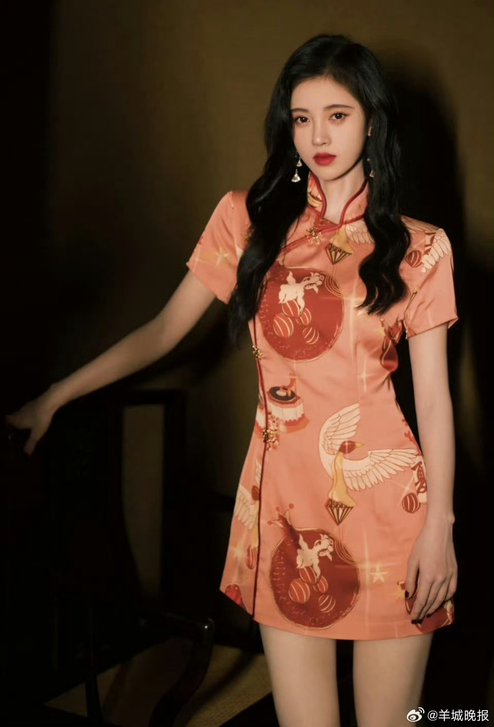 【谁的旗袍令你心旷神怡】旗袍之美，美在风骨与韵味相融。一袭剪裁得体的旗袍，勾勒出