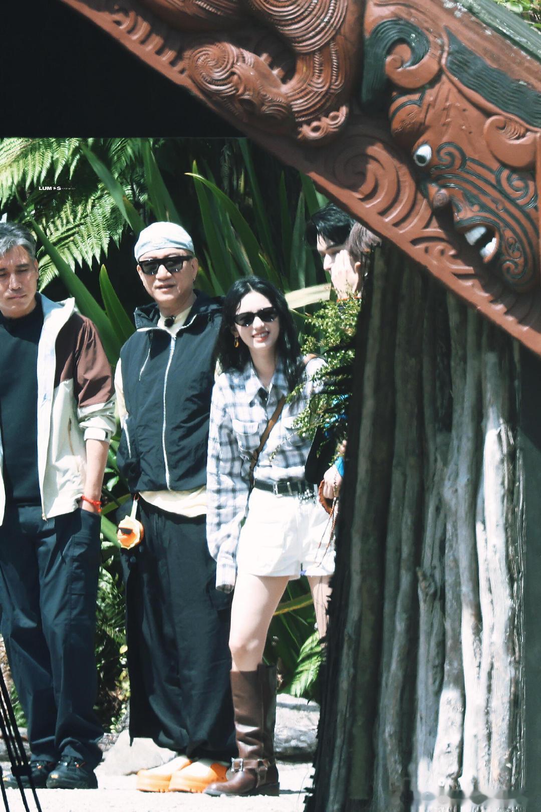 周也《地球超新鲜2》录制路透来了，好有活力 