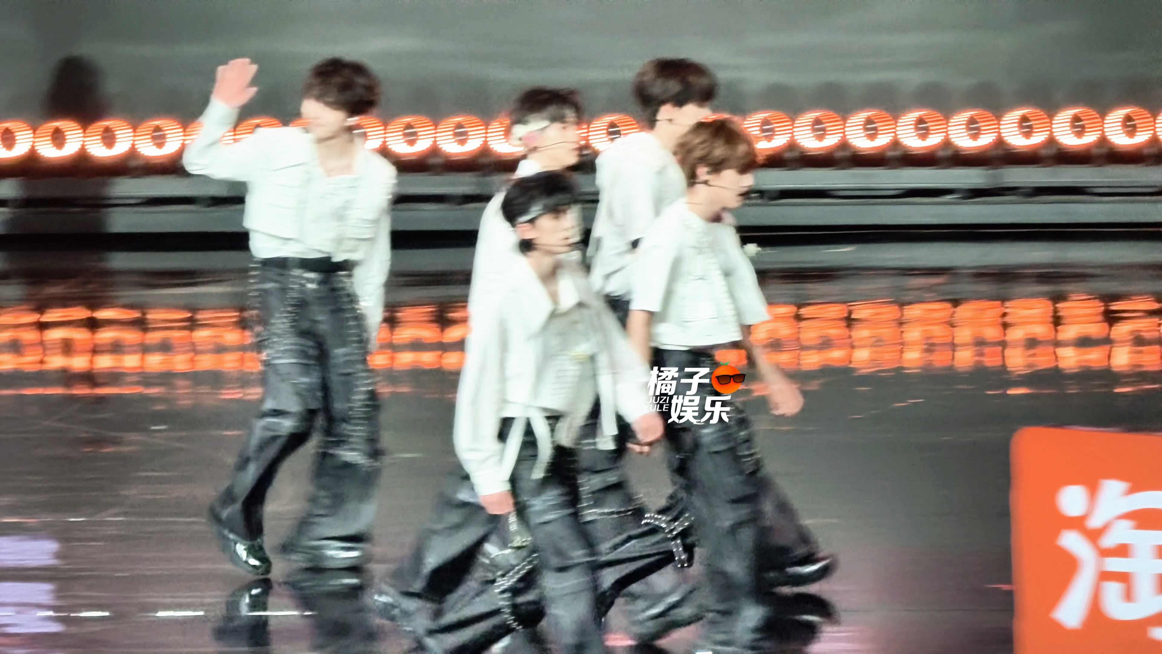 哎呀这个小苏退场了一直和粉丝打招呼👋🥺苏新皓退场还在和粉丝打招呼微博之夜