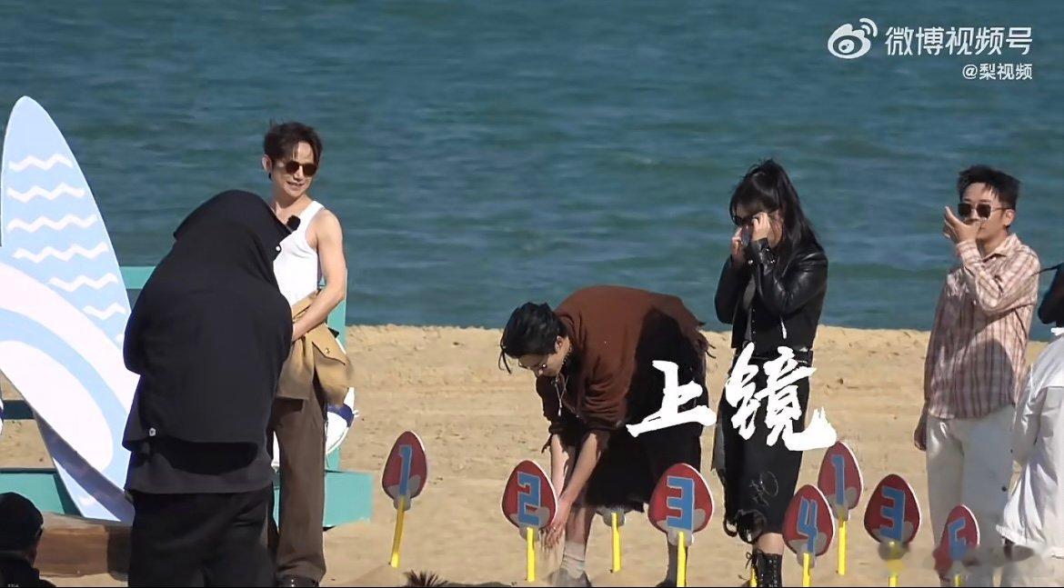 王鹤棣不语只一味偷偷玩沙你好星期六 12 月 29 日的王鹤棣是玩沙小能手吧！好