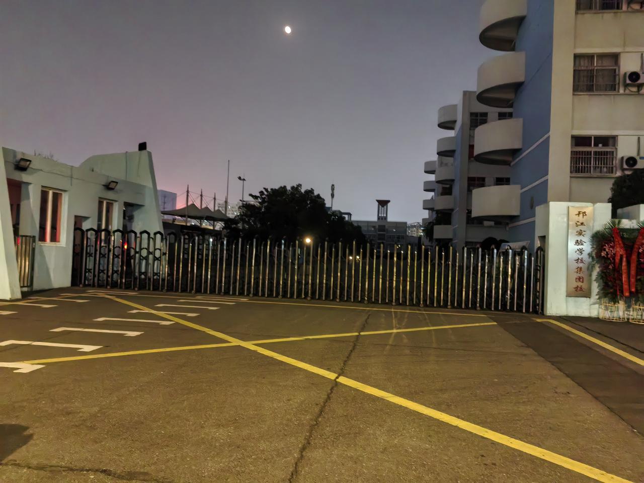 这是一所不能再普通的学校。之所以这么说，是因为它是西区唯一的九年制公办学校，生源
